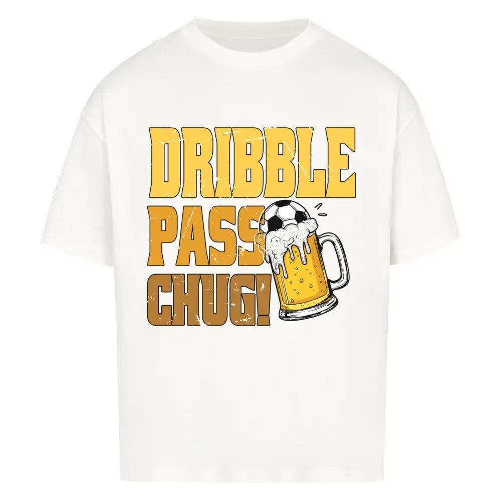 Bier Shirt: Weißes T-Shirt mit auffälligem Fußballmotiv: Schriftzug „Dribble Pass Chug!“ mit Bierkrug und Ball im Mittelpunkt