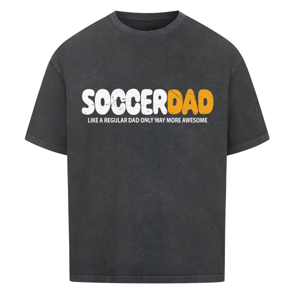 Oversized Soccer Dad Shirt: Verwaschen schwarzes Oversized-Shirt im Vintage-Look mit weiß-gelbem „SOCCERDAD“-Print – ideal für sportliche Papas mit Style