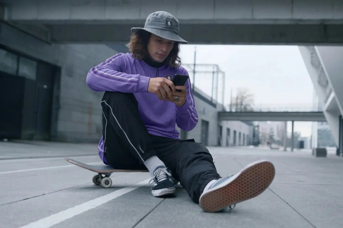 Streetwear Style Skater Outfit urbaner Streetstyle mit Hoodie und Sneakern