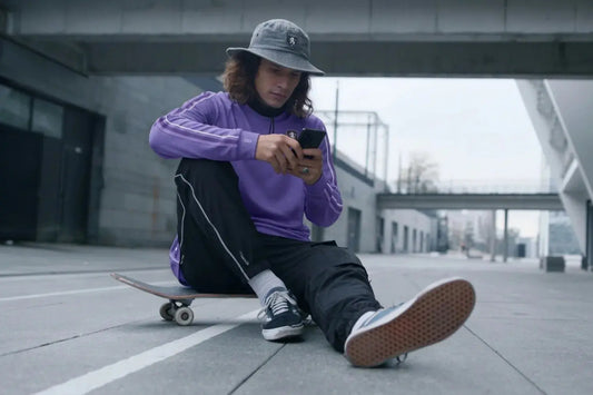 Streetwear Style Skater Outfit urbaner Streetstyle mit Hoodie und Sneakern