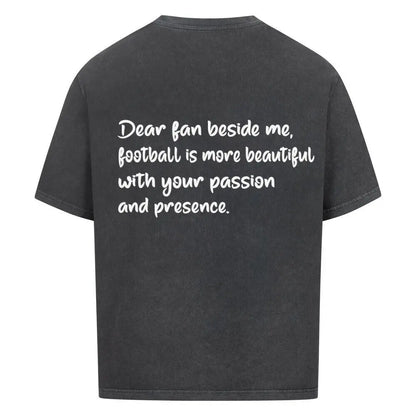 Football Oversized Shirt: Verwaschen schwarzes Oversized-T-Shirt mit weißem Rückendruck: „Dear fan beside me, football is more beautiful with your passion and presence.“