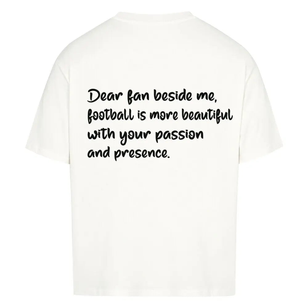 Football Oversized Shirt: Weißes Oversized-T-Shirt mit schwarzem Rückendruck: „Dear fan beside me, football is more beautiful with your passion and presence.“