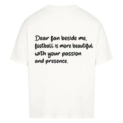 Football Oversized Shirt: Weißes Oversized-T-Shirt mit schwarzem Rückendruck: „Dear fan beside me, football is more beautiful with your passion and presence.“