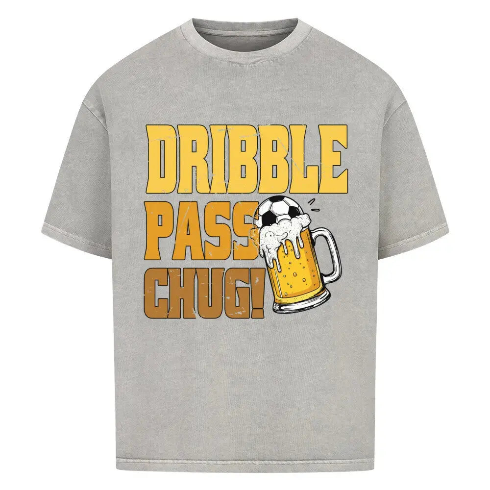 Bier Shirt: Graues T-Shirt mit Used-Effekt und coolem Print: Fußball, Bierkrug und Text „Dribble Pass Chug!“ im Retro-Stil