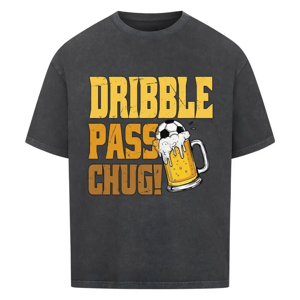 Bier_Shirt: Verwaschen schwarzes T-Shirt im Vintage-Look mit Frontdesign: Fußball und Bierkrug unter dem Slogan „Dribble Pass Chug!“