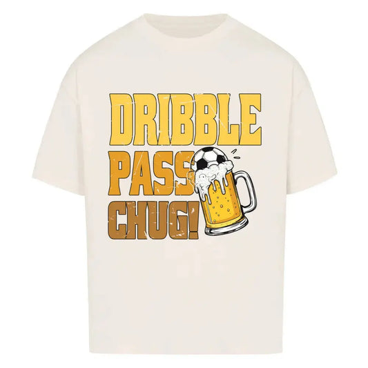 Bier Shirt in Naturweiß mit großem Frontprint: gelber Text „Dribble Pass Chug!“ mit Bierkrug und Fußball-Grafik
