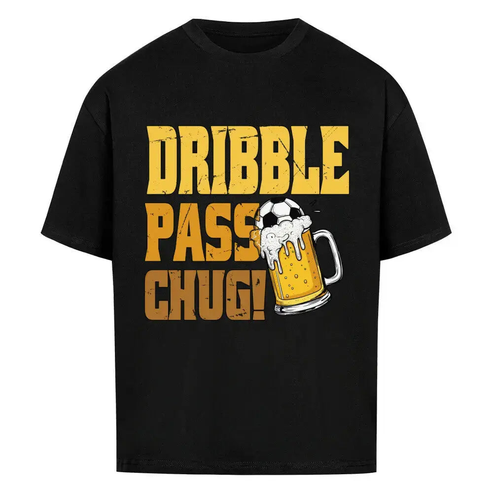 Bier_Shirt: Schwarzes T-Shirt mit auffälligem Print: gelb-weißer Schriftzug „Dribble Pass Chug!“ mit Bierglas und Fußball als Eyecatcher