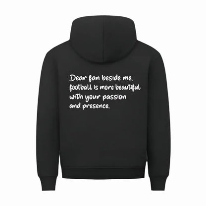 Fußball Premium Hoodie: Schwarzer Hoodie mit Frontprint „Football is more beautiful with you“ und Rückseite „Dear fan beside me...“ – für echte Fußballfans mit Herz