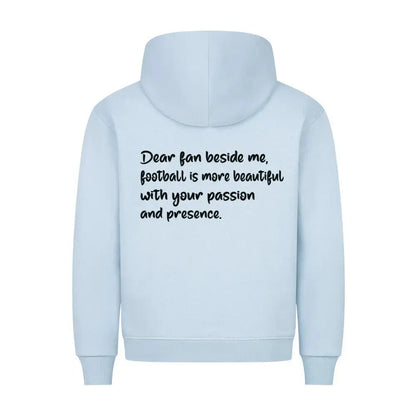Fußball_Premium_Hoodie: Hellblauer Hoodie mit „Football is more beautiful with you“-Frontprint und Fantext hinten – sanfte Farbe trifft Fußballliebe