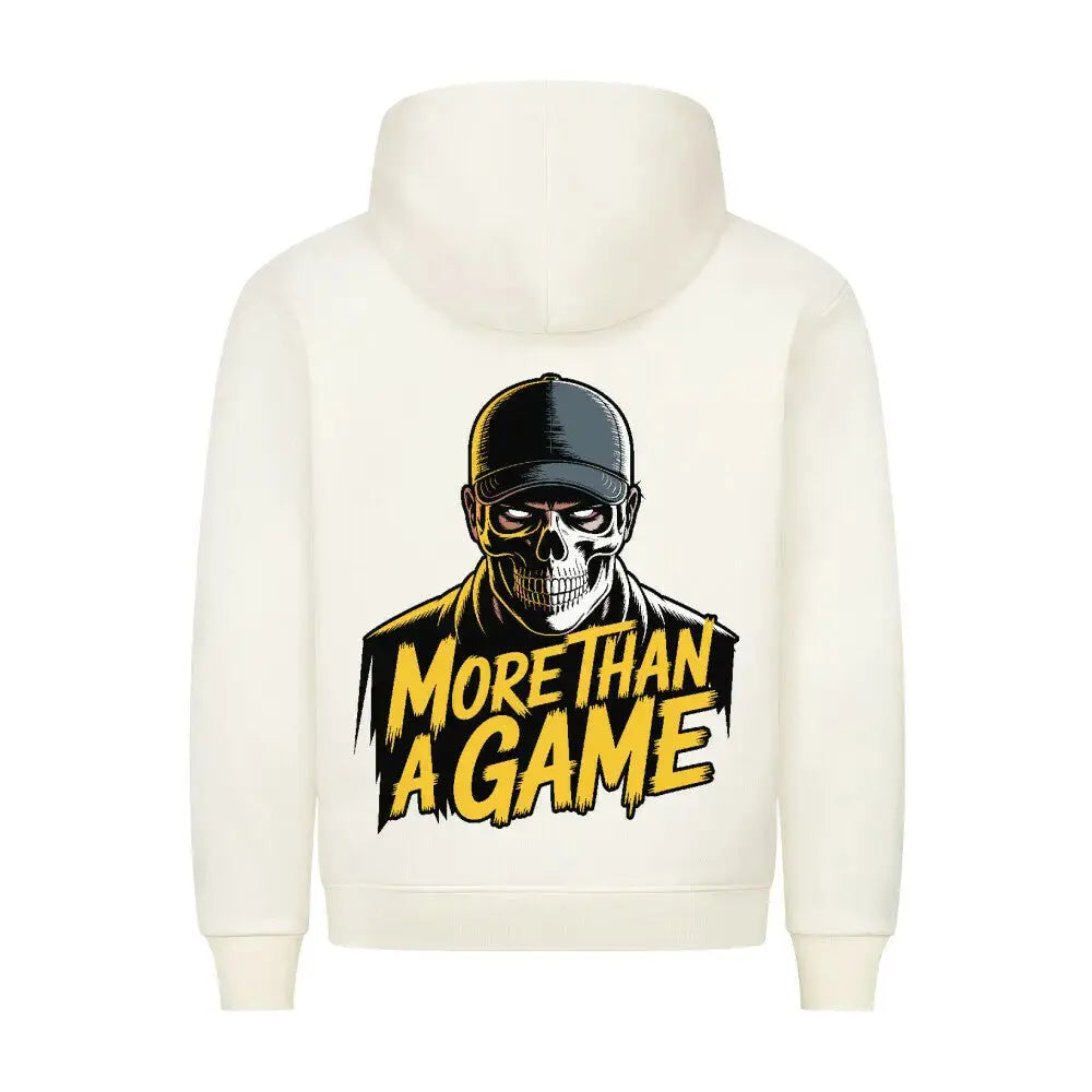 Fußball Pullover: Beigefarbener Hoodie mit Rückenprint: Totenkopf mit Basecap und gelbem „More Than A Game“-Schriftzug im Streetstyle-Look