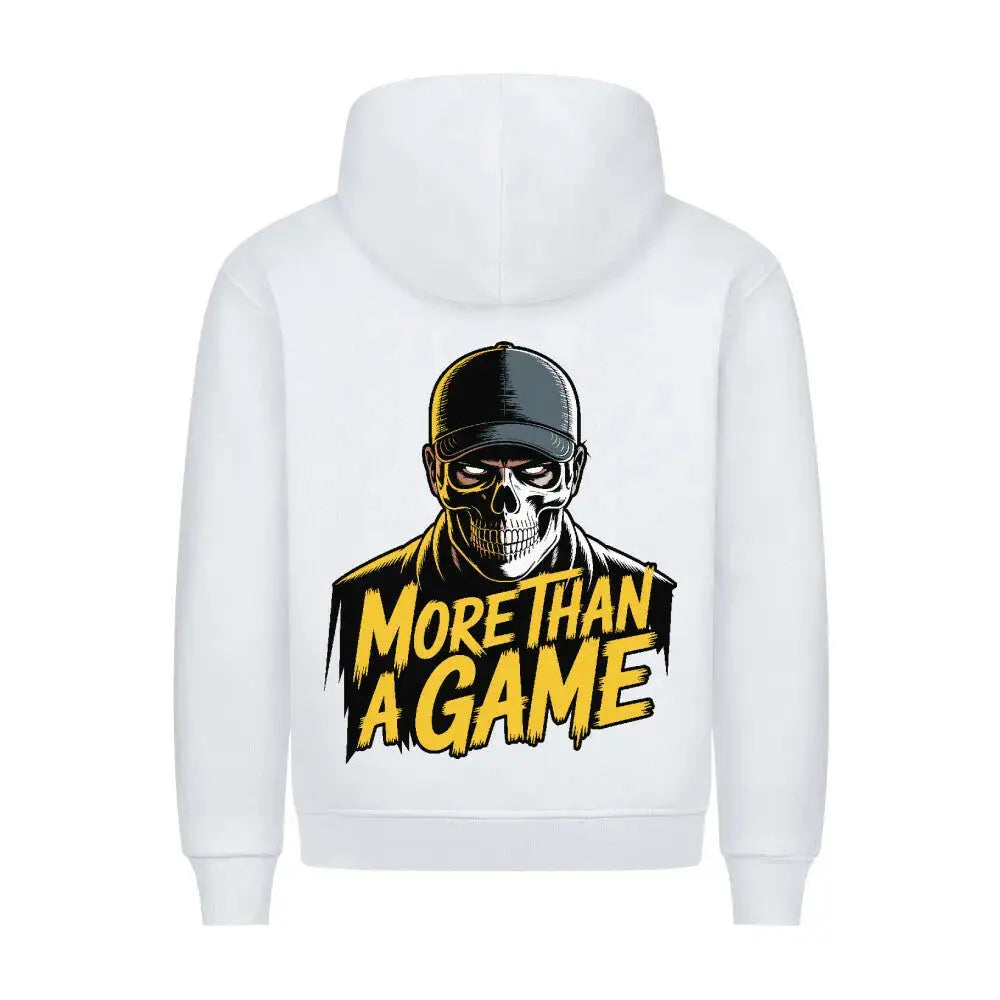 Fußball Pullover: Weißer Hoodie mit Rückenmotiv: Schädel mit Cap, markanter Schriftzug „More Than A Game“ in gelber Comic-Optik