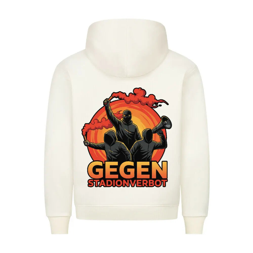 Hooligan Ultra Hoodie: Beigefarbener Hoodie mit auffälligem Rückenmotiv: drei vermummte Ultras, Bengalo, Megafon und Statement „Gegen Stadionverbot“ vor Sonnenuntergang