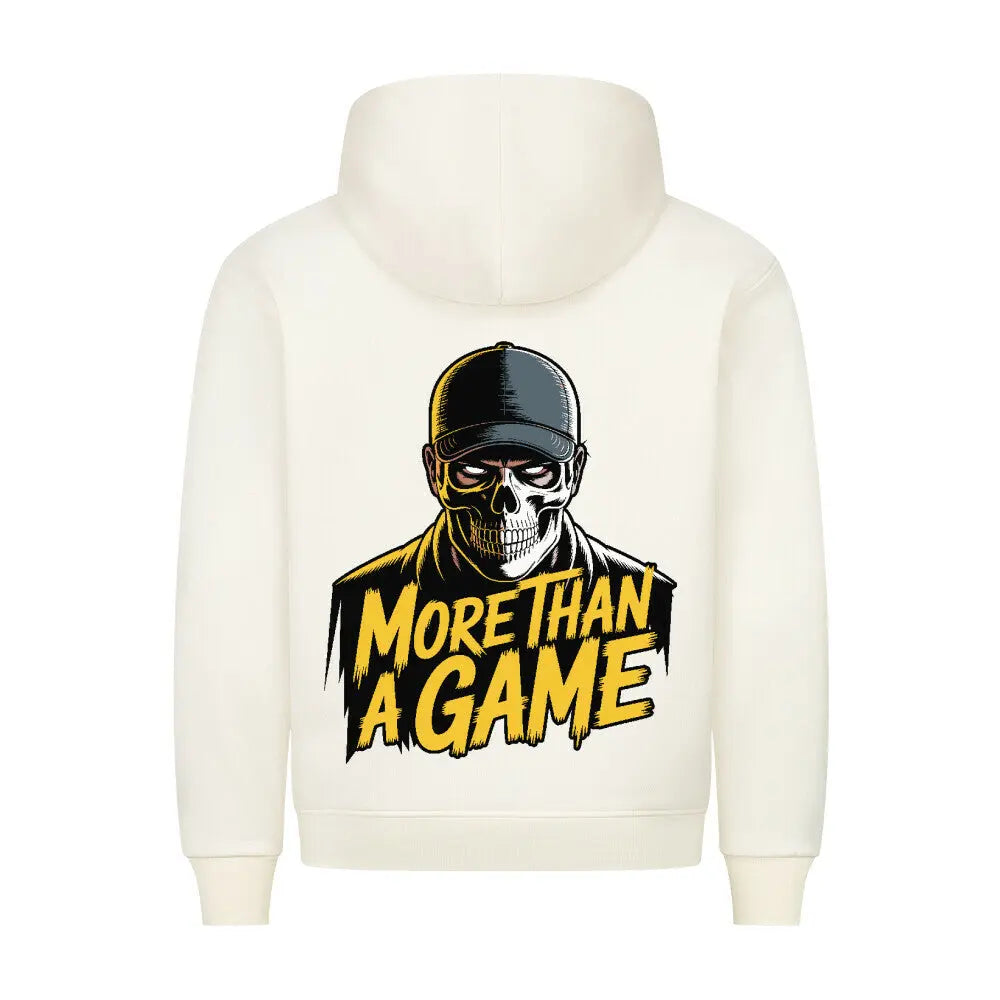 Beigefarbener Hoodie mit Rückenprint: Totenkopf mit Basecap und gelbem „More Than A Game“-Schriftzug im Streetstyle-Look