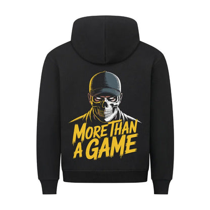 Schwarzer Hoodie mit kontraststarkem Rückenmotiv: Schädel mit Cap, gelb-schwarzer Schriftzug „More Than A Game“