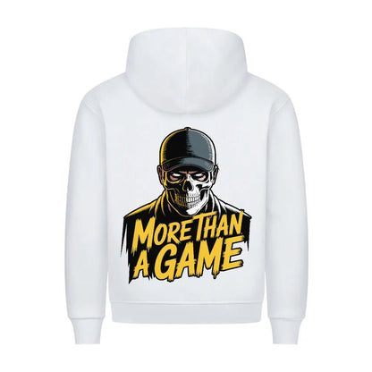 Weißer Hoodie mit Rückenmotiv: Schädel mit Cap, markanter Schriftzug „More Than A Game“ in gelber Comic-Optik