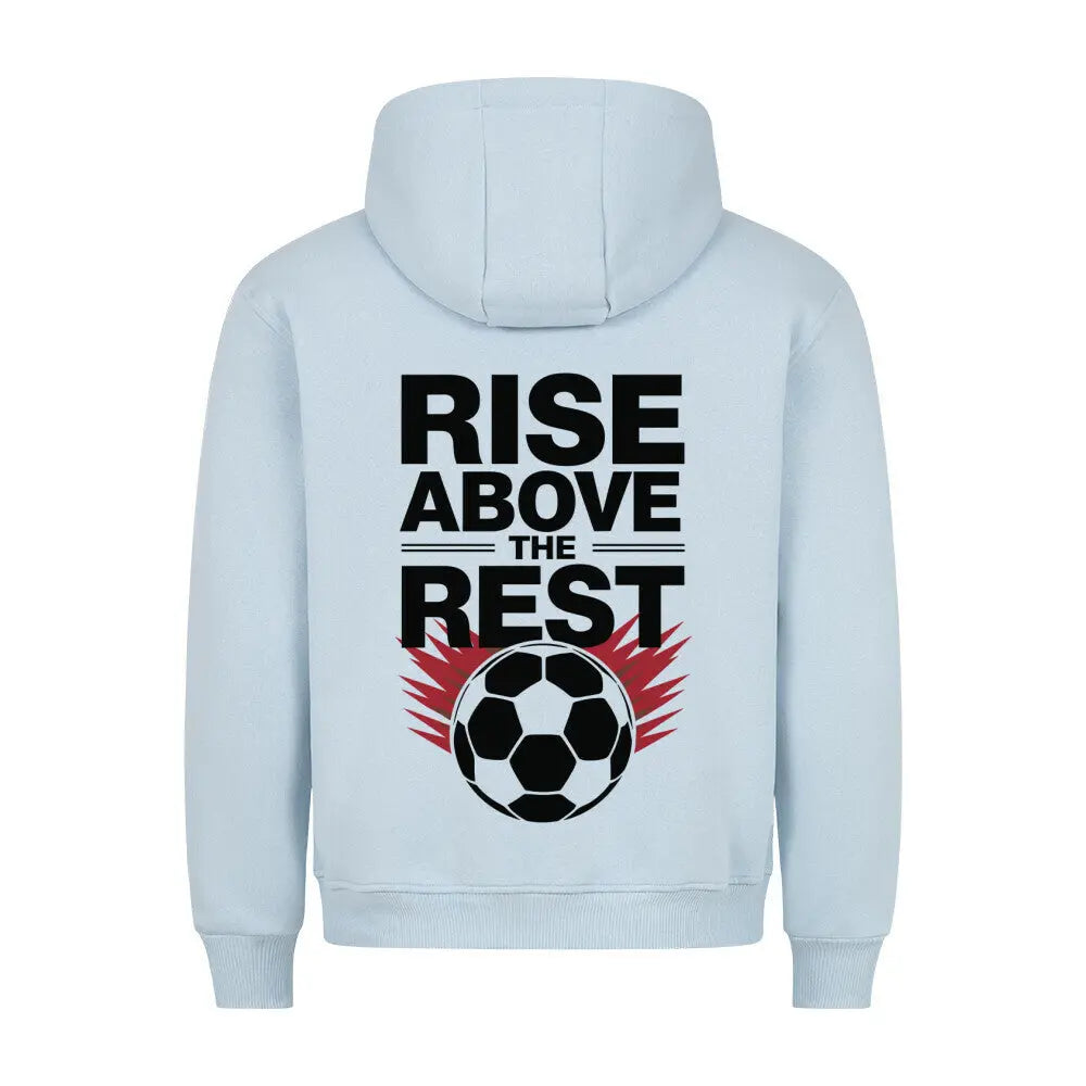 Rise Above the Rest Hoodie Backprint: Hellblauer Hoodie mit schwarzem Textprint „RISE ABOVE THE REST“ und auffälligem Fußball-Grafikdesign in Rot und Schwarz