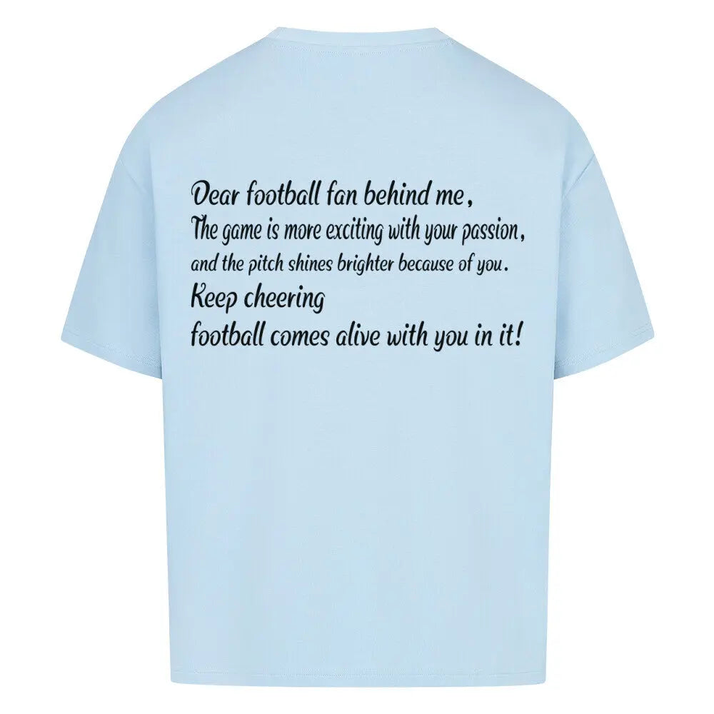 Custom Football Shirt: Babyblaues oversized Shirt mit schwarzem Backprint „Dear football fan behind me, The game is more exciting with your passion and presence…“