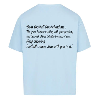 Custom Football Shirt: Babyblaues oversized Shirt mit schwarzem Backprint „Dear football fan behind me, The game is more exciting with your passion and presence…“