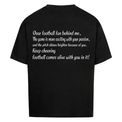 Custom Football Shirt: Schwarzes oversized Shirt mit weißem Backprint „Dear football fan behind me, The game is more exciting with your passion and presence…“