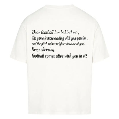 Custom Football Shirt: Weißes oversized Shirt mit schwarzem Backprint „Dear football fan behind me, The game is more exciting with your passion and presence…“
