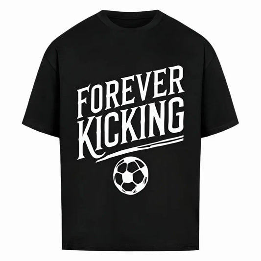 Forever Kicking Oversized Shirt: Schwarzes Oversized-Shirt mit großem „FOREVER KICKING“-Schriftzug und Fußballmotiv – sportlicher Streetstyle