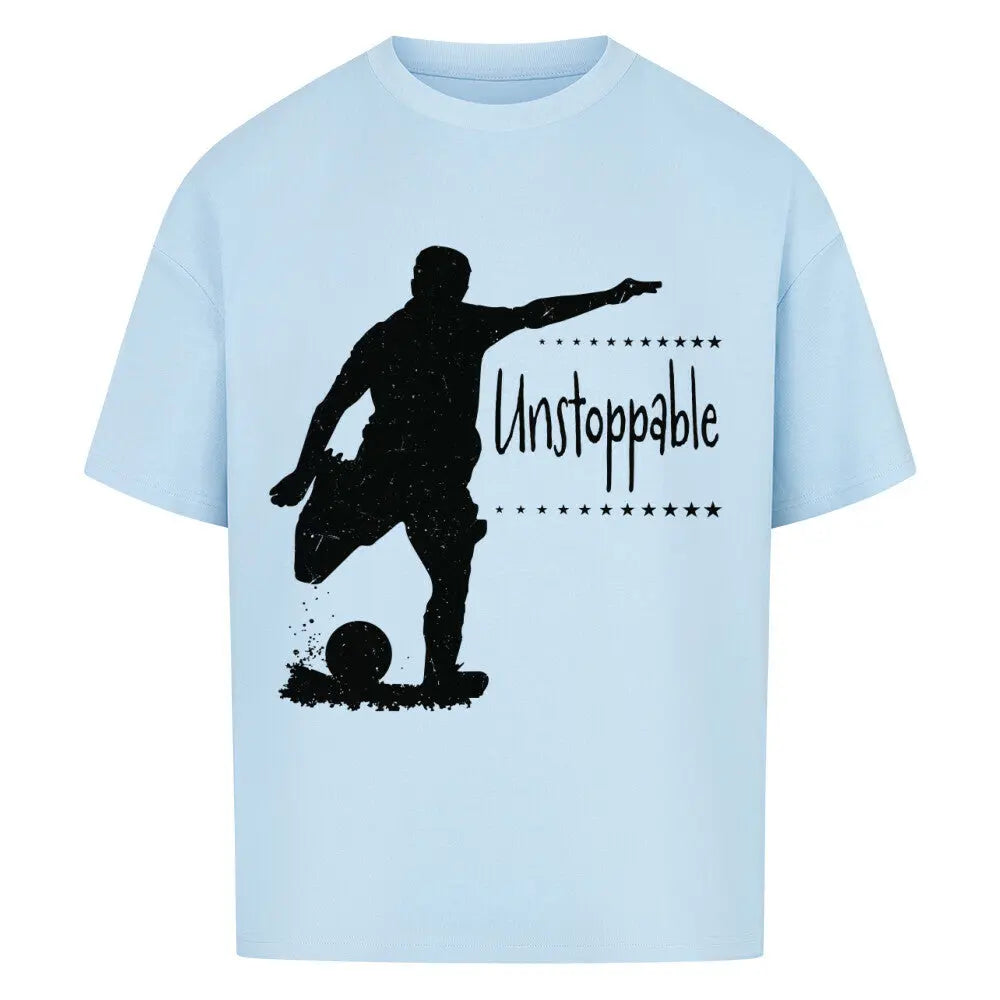 Unstoppable Football Oversized T-Shirt: Babyblaues oversized Shirt mit schwarzem Frontprint: Fußballspieler und dem Schriftzug „Unstoppable“.