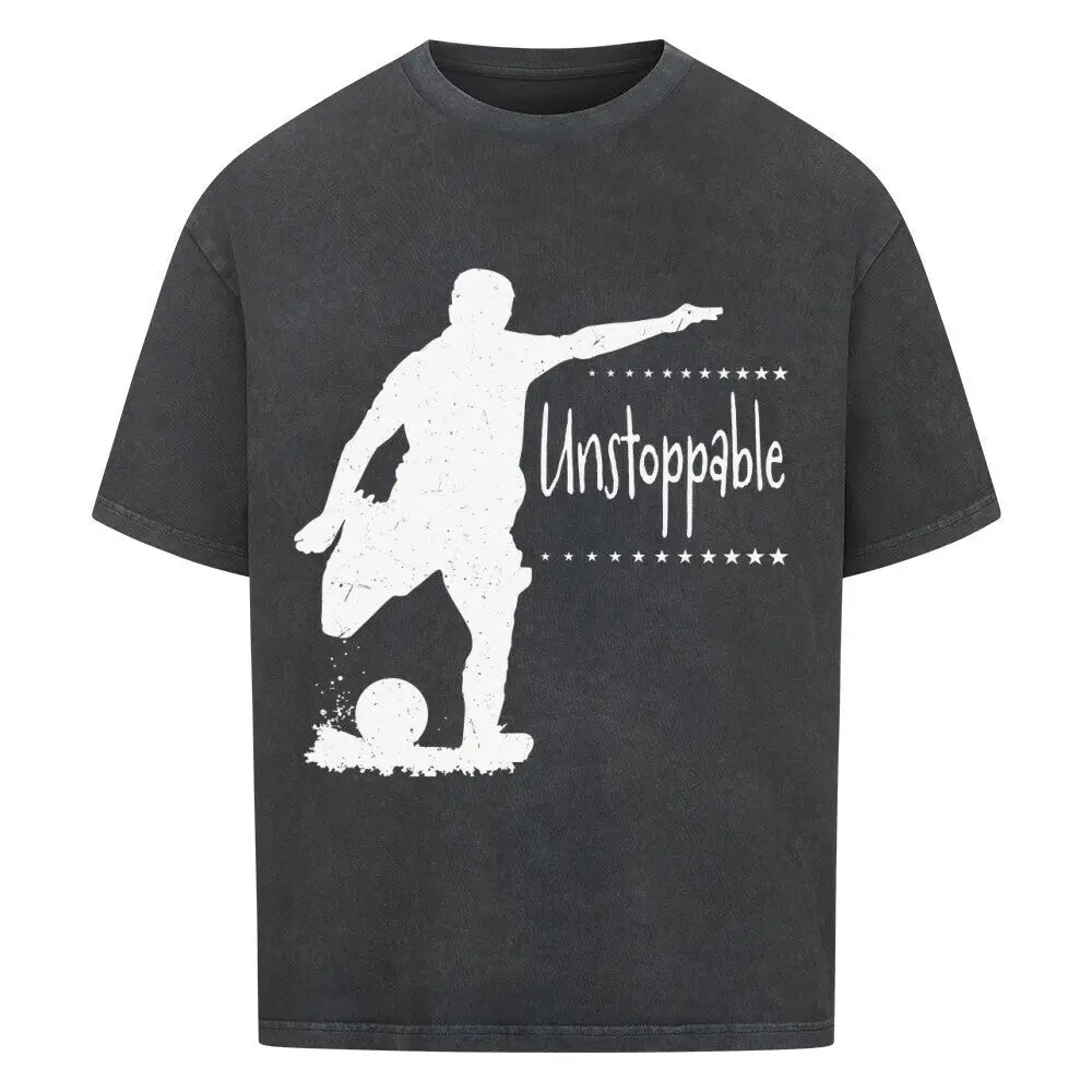 Unstoppable Football Oversized T-Shirt: Verwaschen schwarzes oversized Shirt mit weißem Frontprint: Fußballspieler und dem Schriftzug „Unstoppable“.