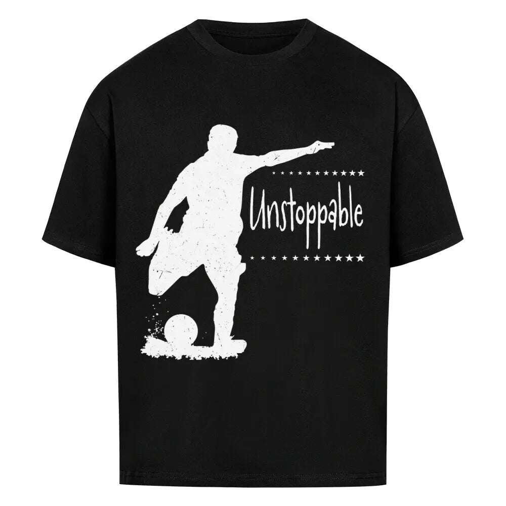 Unstoppable Football Oversized T-Shirt: Schwarzes oversized Shirt mit weißem Frontprint: Fußballspieler und dem Schriftzug „Unstoppable“.