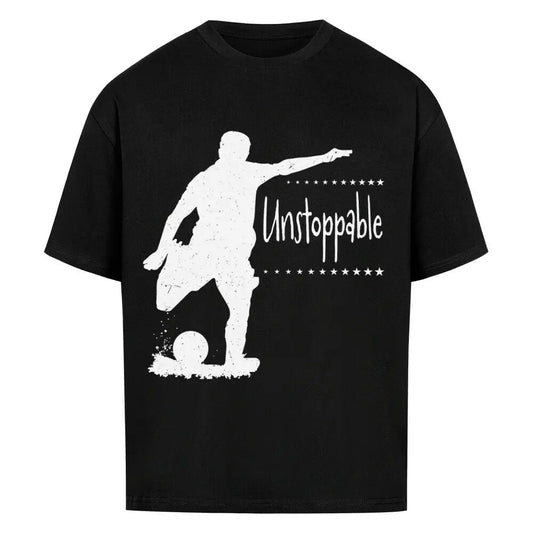 Unstoppable Football Oversized T-Shirt: Schwarzes oversized Shirt mit weißem Frontprint: Fußballspieler und dem Schriftzug „Unstoppable“.