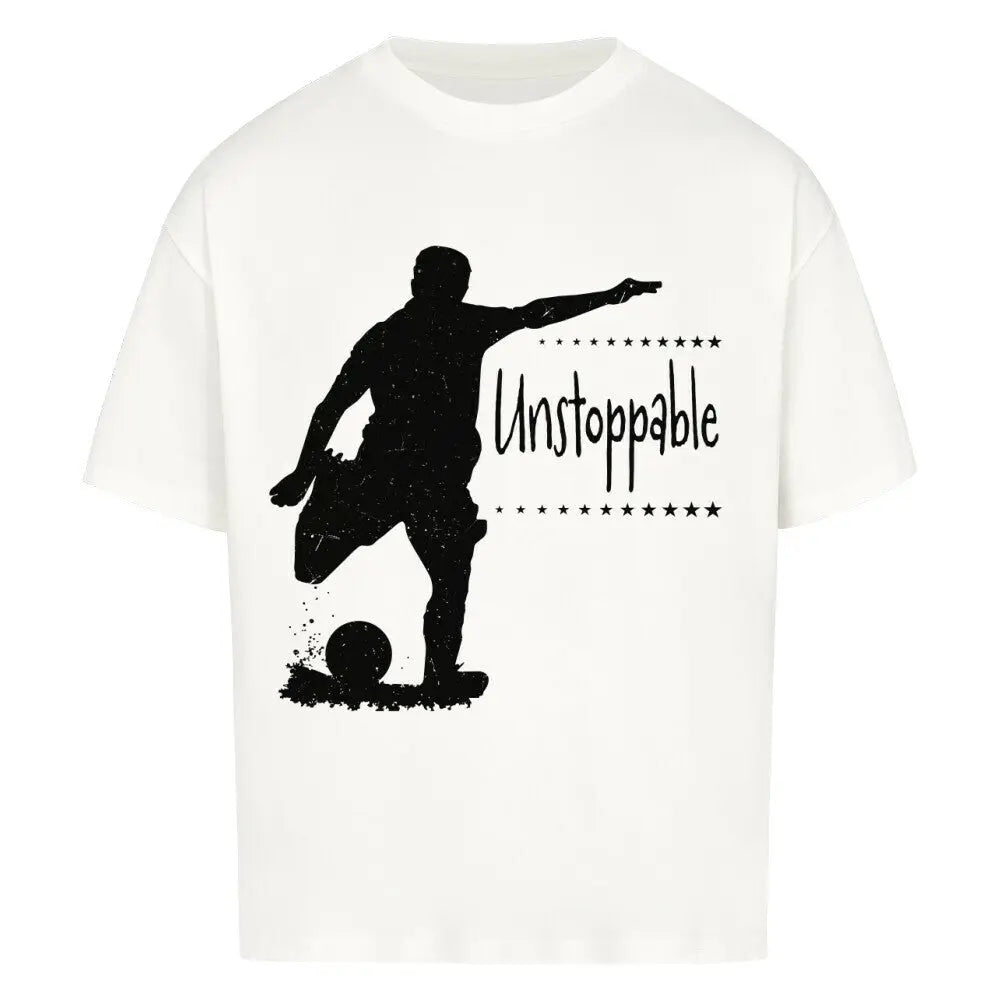 Unstoppable Football Oversized T-Shirt: Weißes oversized Shirt mit schwarzem Frontprint: Fußballspieler und dem Schriftzug „Unstoppable“.