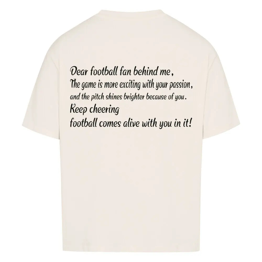 Custom Football Shirt: Beigefarbenes oversized Shirt mit schwarzem Backprint „Dear football fan behind me, The game is more exciting with your passion and presence…“