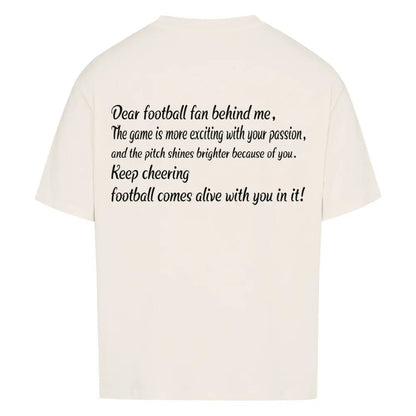 Custom Football Shirt: Beigefarbenes oversized Shirt mit schwarzem Backprint „Dear football fan behind me, The game is more exciting with your passion and presence…“
