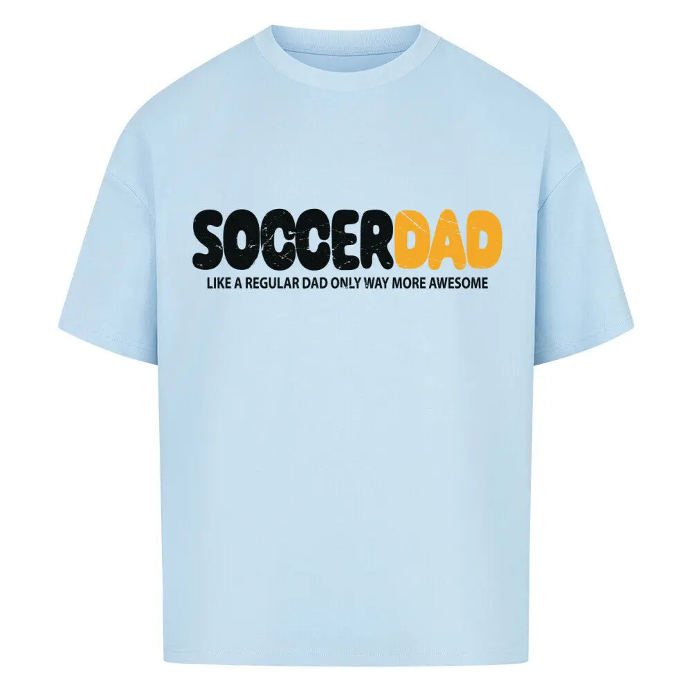Oversized Soccer Dad Shirt: Babyblaues Oversized-Shirt mit schwarzem Print „SOCCERDAD“ und gelber DAD-Betonung – für stolze Fußballväter