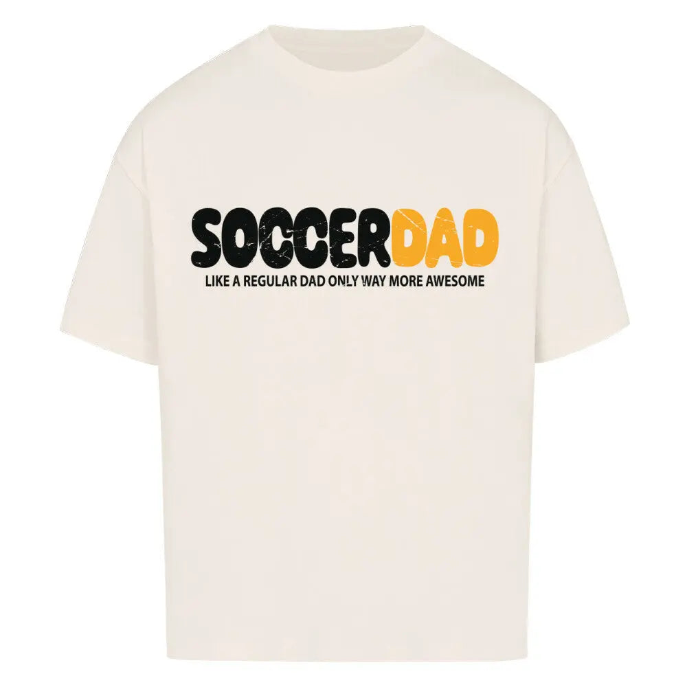 Oversized Soccer Dad Shirt: Naturfarbenes Oversized-Shirt mit Aufdruck „SOCCERDAD“ in Schwarz-Gelb und coolem Dad-Slogan – sportlich & modern