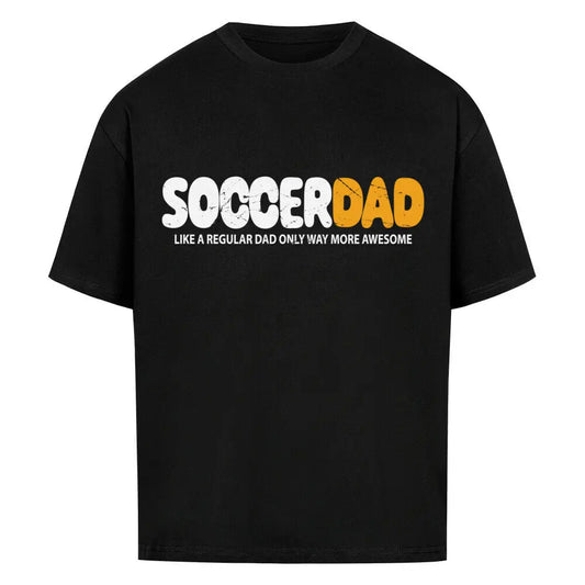 Oversized Soccer Dad Shirt: Schwarzes Oversized-Shirt mit Frontprint „SOCCERDAD – Like a regular dad only way more awesome“ in Weiß und Gelb