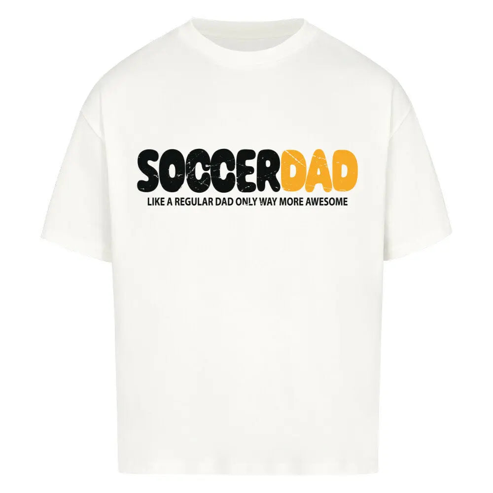 Oversized Soccer Dad Shirt: Weißes Oversized-Shirt mit schwarzem Frontprint „SOCCERDAD“ – das perfekte Fußball-Dad-Statement in klarer Typo