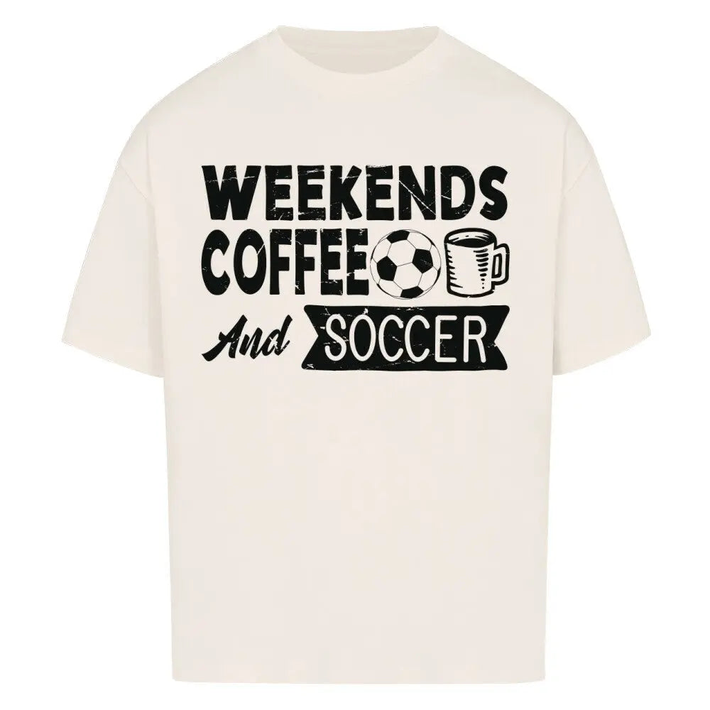Oversized Coffee Shirts: Naturfarbenes Oversized-Shirt mit Vintage-Schriftzug „Weekends Coffee and Soccer“ und Icons für Ball & Becher in Schwarz