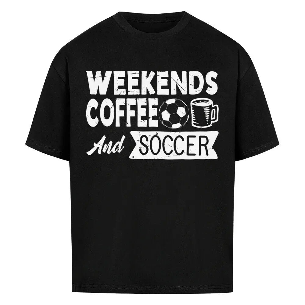 Oversized Coffee Shirts: Schwarzes Oversized-Shirt mit weißem Frontprint „Weekends Coffee and Soccer“ inklusive Fußball- und Kaffeetassen-Motiv