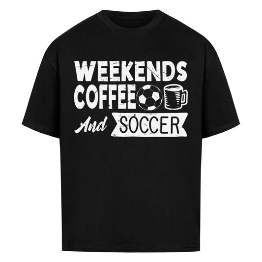 Oversized Coffee Shirts: Schwarzes Oversized-Shirt mit weißem Frontprint „Weekends Coffee and Soccer“ inklusive Fußball- und Kaffeetassen-Motiv