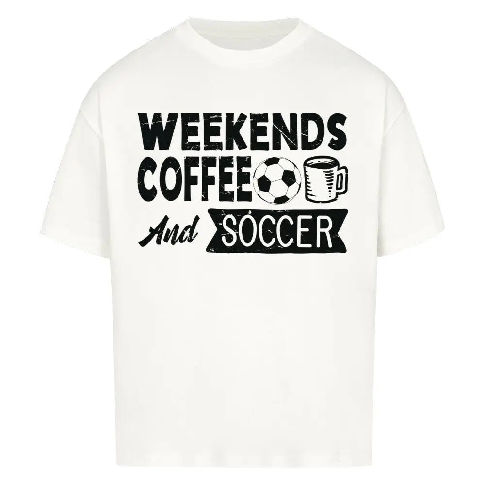 Oversized Coffee Shirts: Weißes Oversized-Shirt mit schwarzem Print „Weekends Coffee and Soccer“ mit Symbolen für Fußball und Kaffee