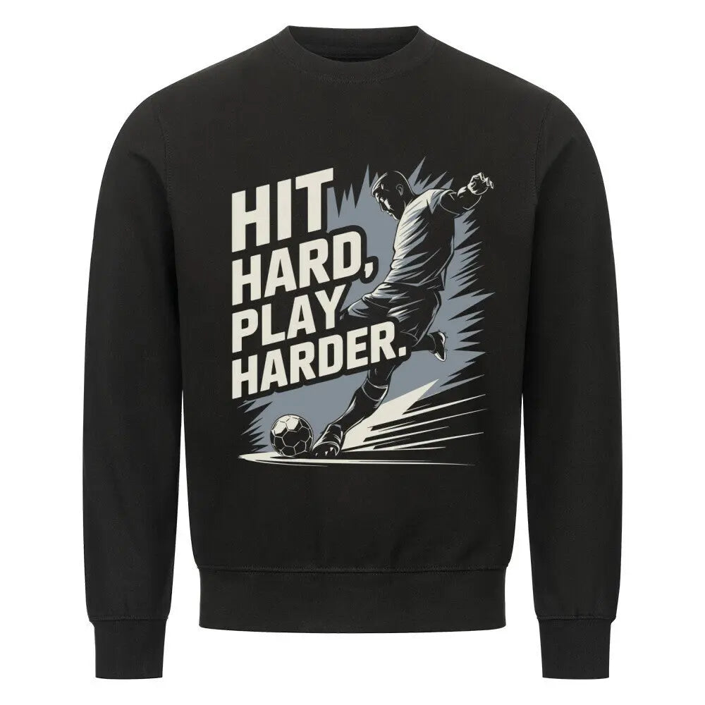 Schwarzer Sweater mit Kontrastprint: Fußballspieler im Sprint, dazu der Spruch „Hit Hard, Play Harder“ in Weiß-Grau