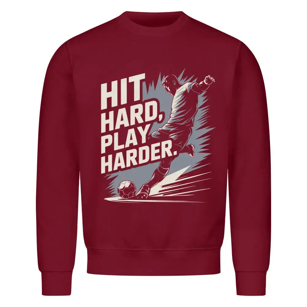 Sweatshirt Fussball: Burgunderroter Sweater mit dynamischem Frontprint: Fußballspieler in Action und Schriftzug „Hit Hard, Play Harder“ in Weiß-Grau