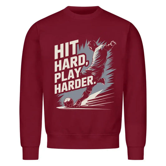 Sweatshirt Fussball: Burgunderroter Sweater mit dynamischem Frontprint: Fußballspieler in Action und Schriftzug „Hit Hard, Play Harder“ in Weiß-Grau