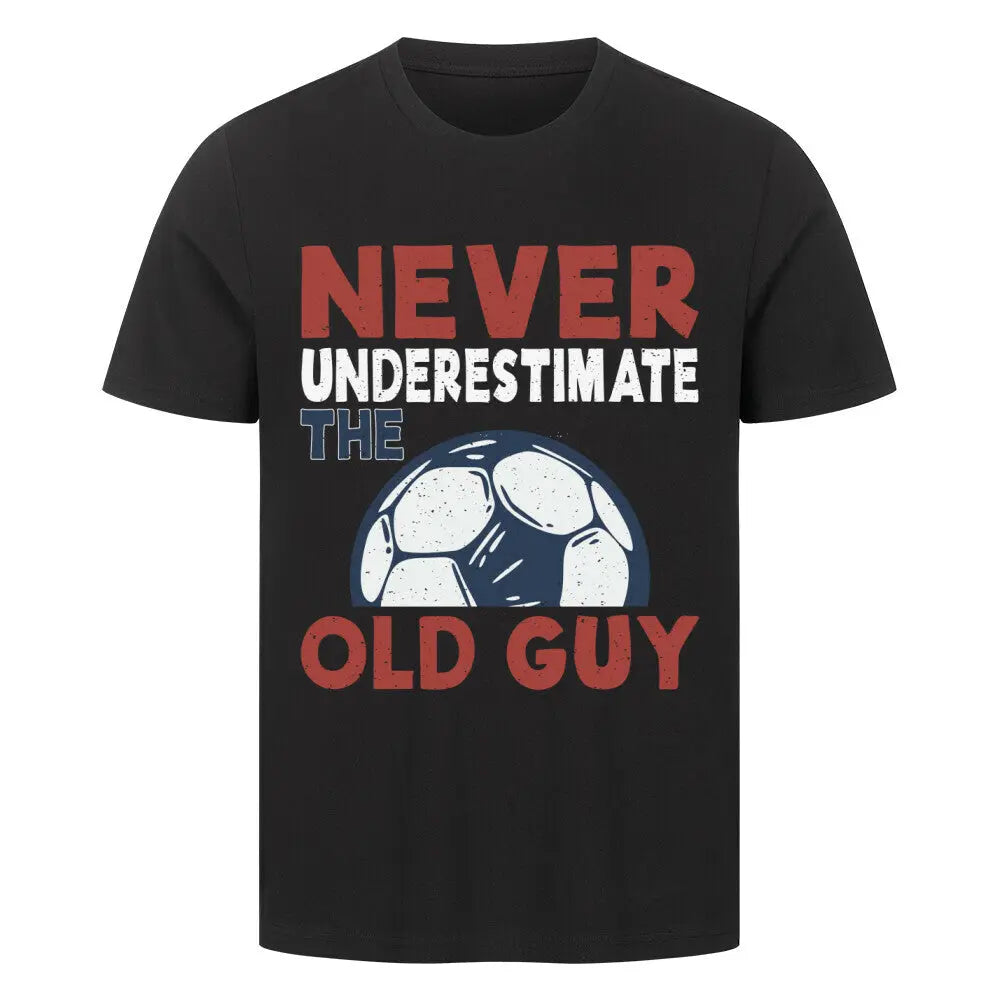 Premium T-shirts Never Underestimate the Old Guy: Schwarzes T-Shirt mit Frontprint „Never underestimate the old guy“ in Rot, Weiß und Blau, ergänzt durch einen gezeichneten Fußball
