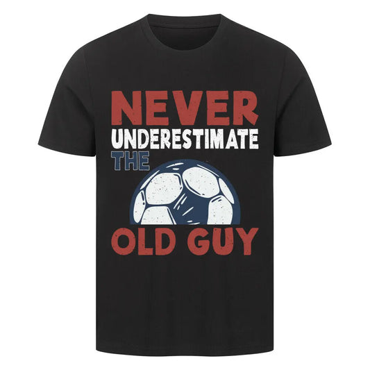 Premium T-shirts Never Underestimate the Old Guy: Schwarzes T-Shirt mit Frontprint „Never underestimate the old guy“ in Rot, Weiß und Blau, ergänzt durch einen gezeichneten Fußball