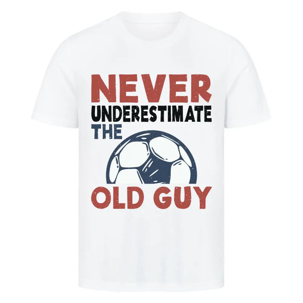 Premium T-shirts Never Underestimate the Old Guy: Weißes T-Shirt mit mehrfarbigem Print „Never underestimate the old guy“ und Fußballgrafik in Blau