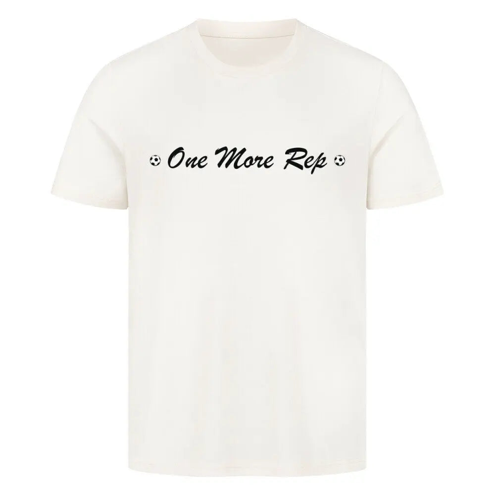 Premium One More Rep Shirt: Beiges T-Shirt mit schwarzem Schriftzug „⚽ One More Rep ⚽“ auf der Brust.