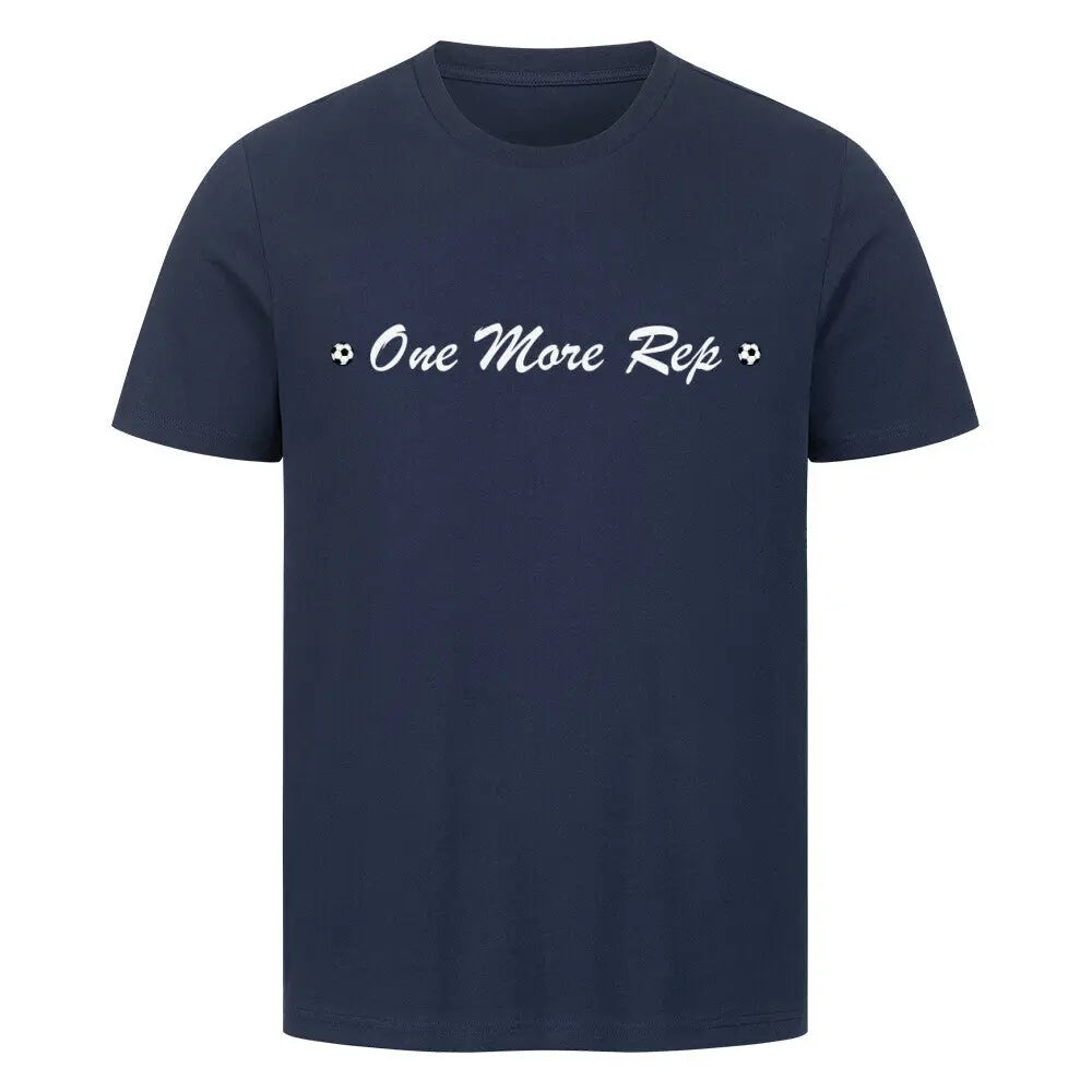 Premium One More Rep Shirt: Dunkelblaues T-Shirt mit weißem Schriftzug „⚽ One More Rep ⚽“ auf der Brust. 