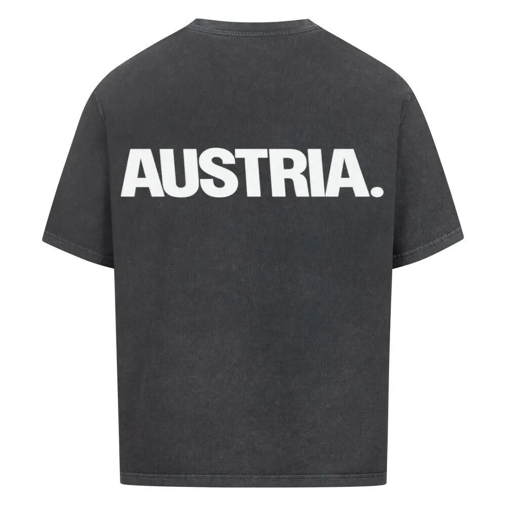 Oversized Fußball-Fanshirt der österreichischen Nationalmannschaft in ausgewaschener schwarzer Optik im modernen Streetwear-Stil für einen lässigen und sportlichen Look.