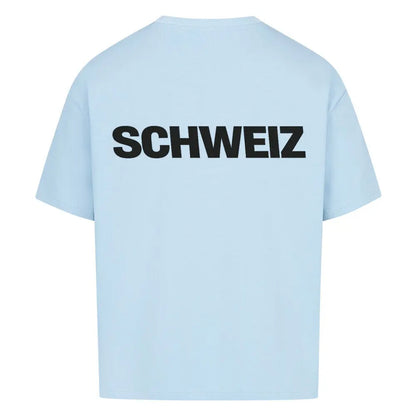 Oversized Fußball-Fanshirt der Schweizer Nationalmannschaft in Babyblau mit modernem Streetwear-Schnitt für einen lässigen und sportlichen Look.